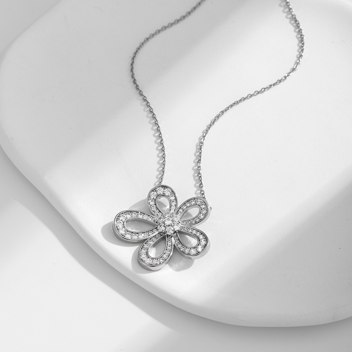 简约时尚柏伶创意小巧大花项链 ins风通勤女士项饰 直播颈链产品图