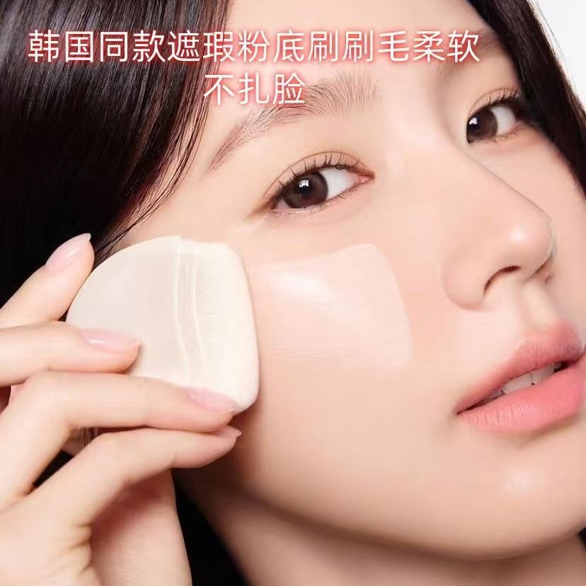 The little hamster of the same style as wakemake in South Korea carries a foundation concealer brush with super soft bristles, which doesn't eat powder and enables quick makeup application Specification image