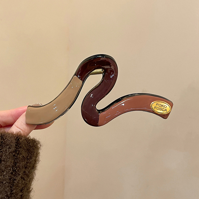 French minimalist color-blocking large wavy claw clip for women with a high-end shark clip 2024 new style for the back of the head updo headwear Item Picture