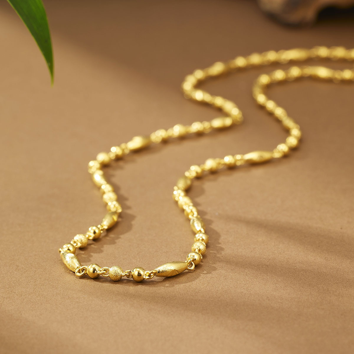 Copper gold-plated necklace for men, fine gold-plated oval beaded chain, sand gold necklace, carpeted bean plain chain Application Scenario