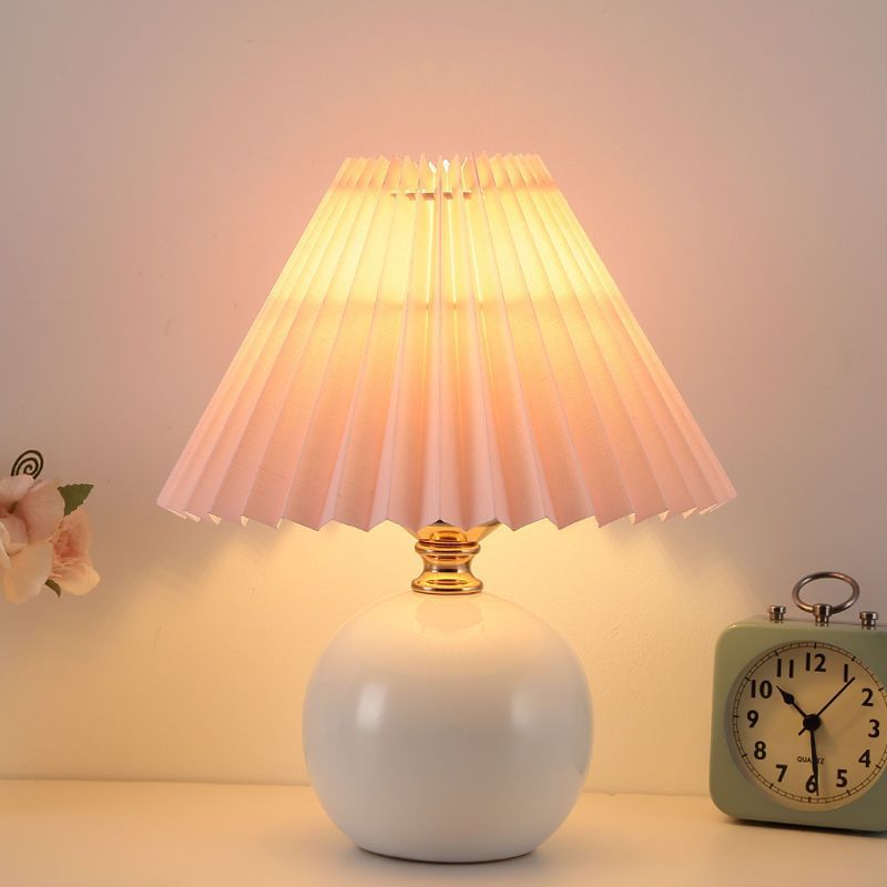 Nordic InS-style bedroom bedside lamp, Internet celebrity, warm and cozy night light for a young girl breastfeeding, high-end ceramic pleated table lamp Specification image