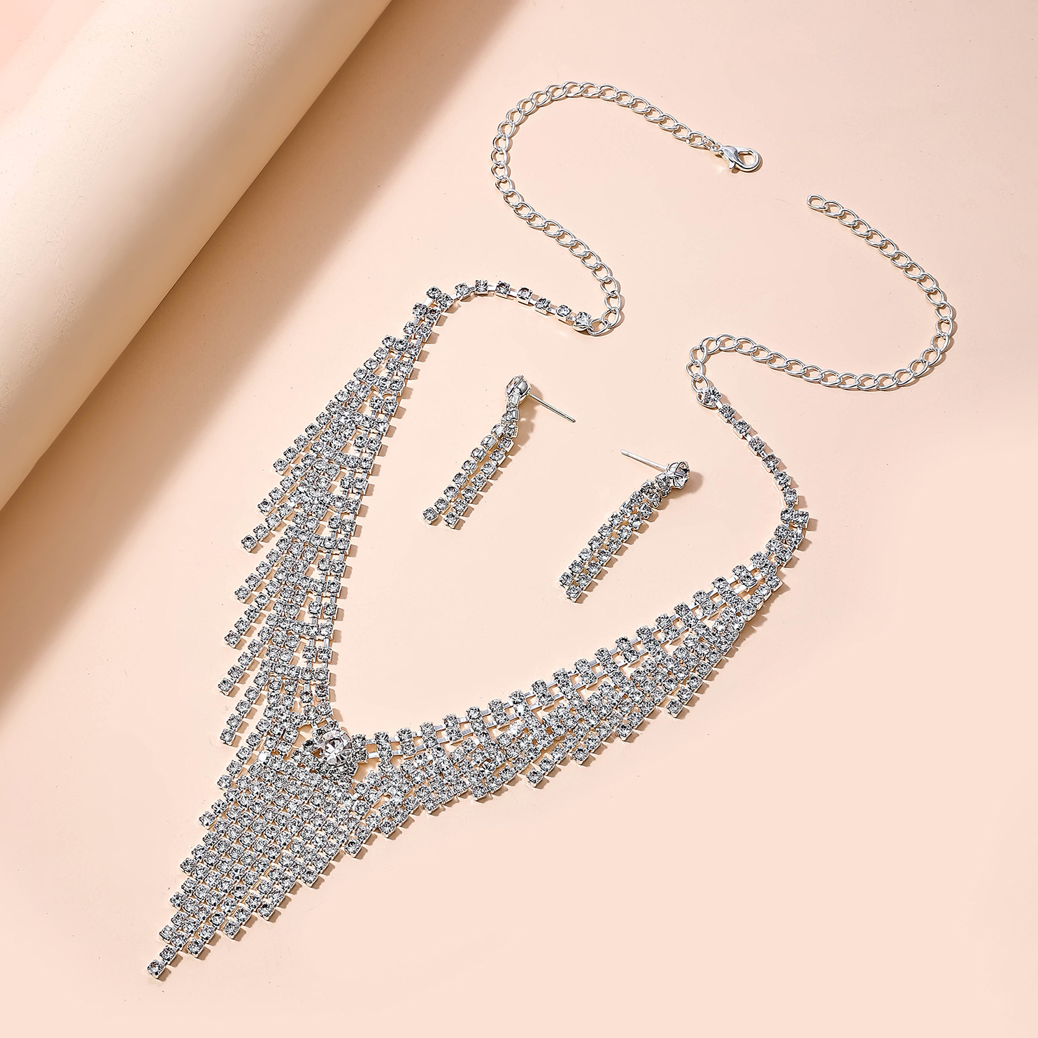 Fashionable European and American style cross-border new jewelry, metal diamond-encrusted wedding bride jewelry set, two-piece set, necklace and earrings Specification image