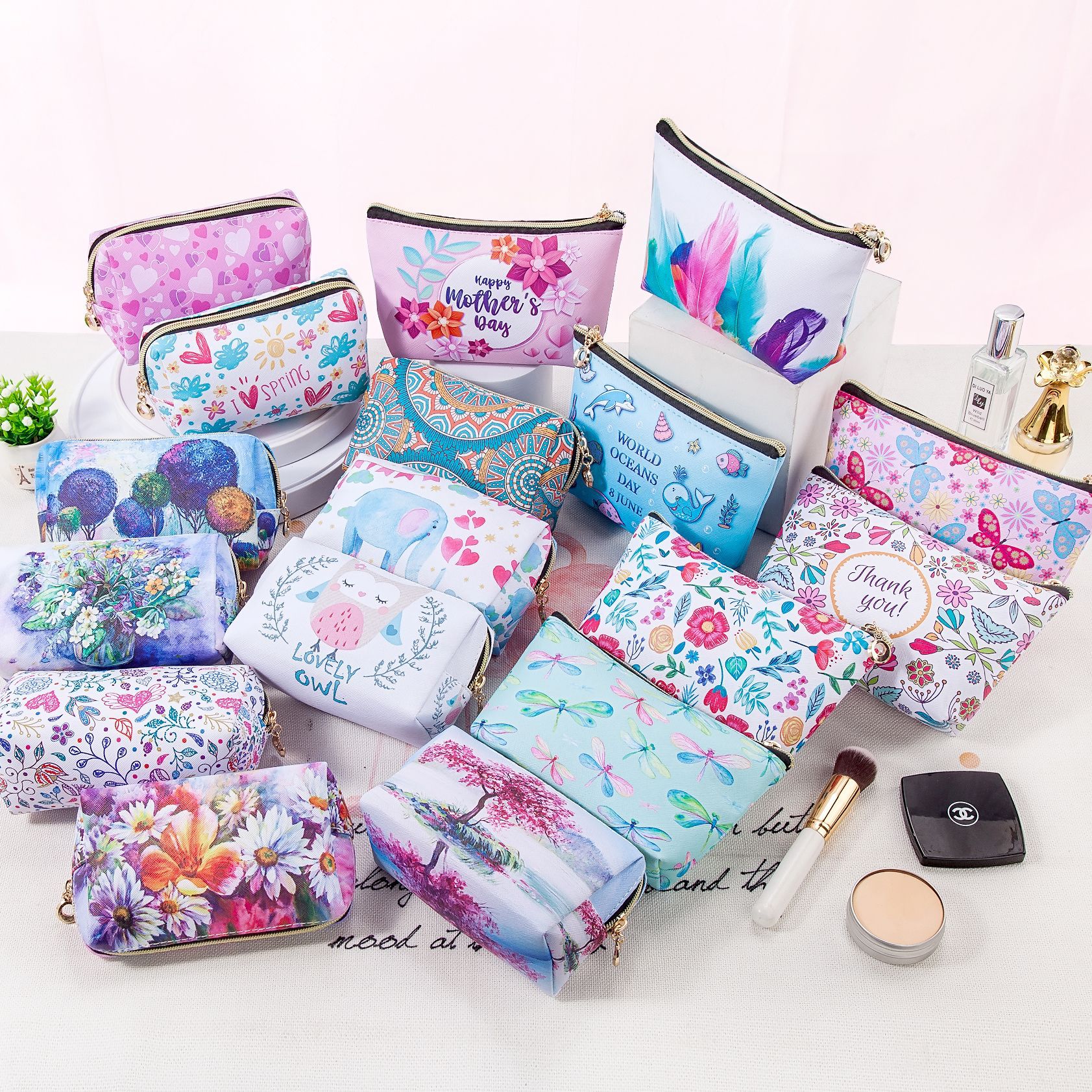 Cross-border portable large-capacity PU makeup bag, women's travel storage bag, waterproof clutch bag, size combination toiletry bag Application Scenario