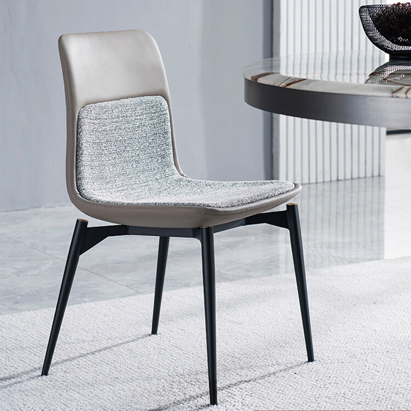 Star Factory wholesals over a hundred types of Italian minimalist dining chairs with a light luxury and high-end feel. These chairs feature solid wood backrests for dining and armrests, and are popular for modern home use Application Scenario