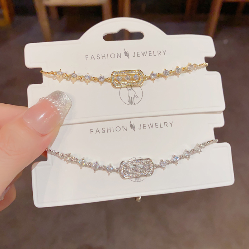 A light luxury and fashionable, versatile, super shiny, micro-inlaid zirconium square bracelet with a unique and simple design sense