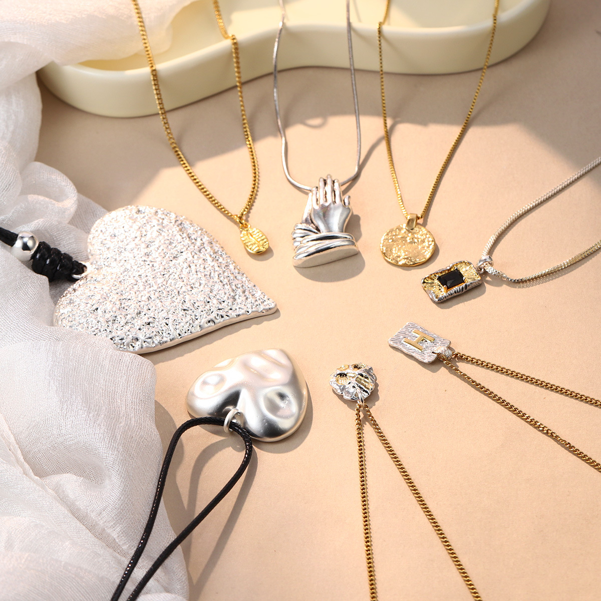 ins niche pleated heart-shaped necklace, simple and irregular pendant, fashionable sweater chain design with hands clasped together, wholesale