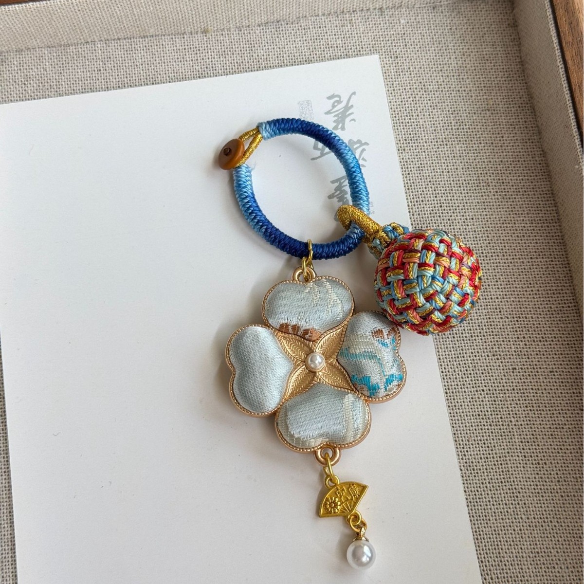 Intangible cultural heritage handcrafted Song Dynasty brocade four-leaf clover ball Bing diy handcrafted new Chinese-style ancient style high-end bag pendant Application Scenario