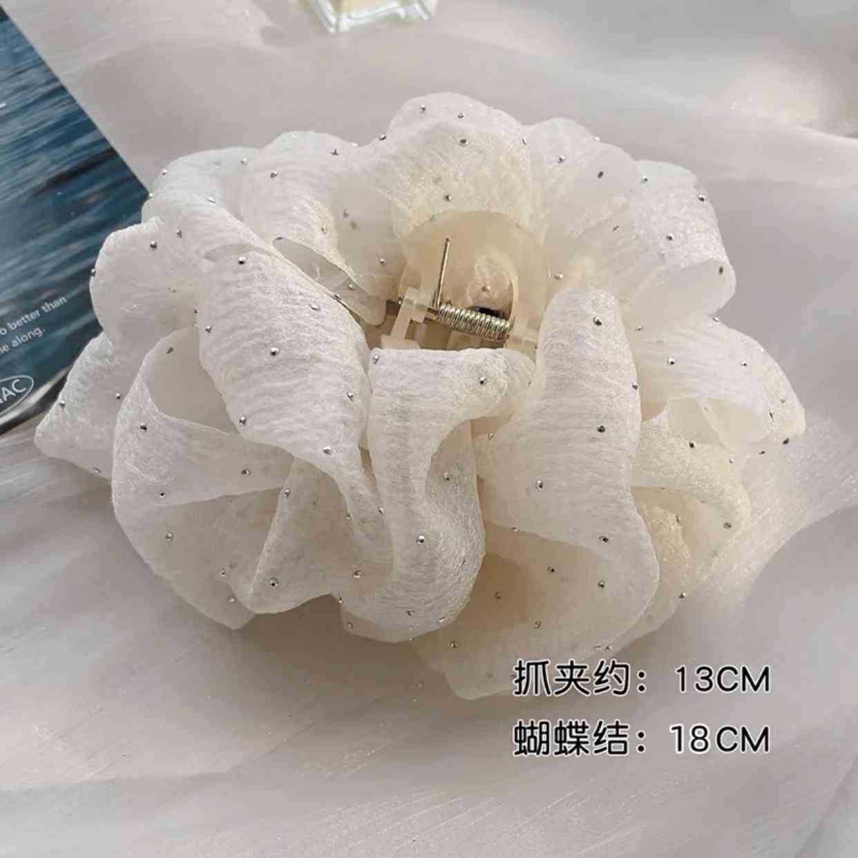Korean bubble yarn grab clip women's cloud fabric shark clip Korean version versatile updo bow large grab clip wholesale Application Scenario