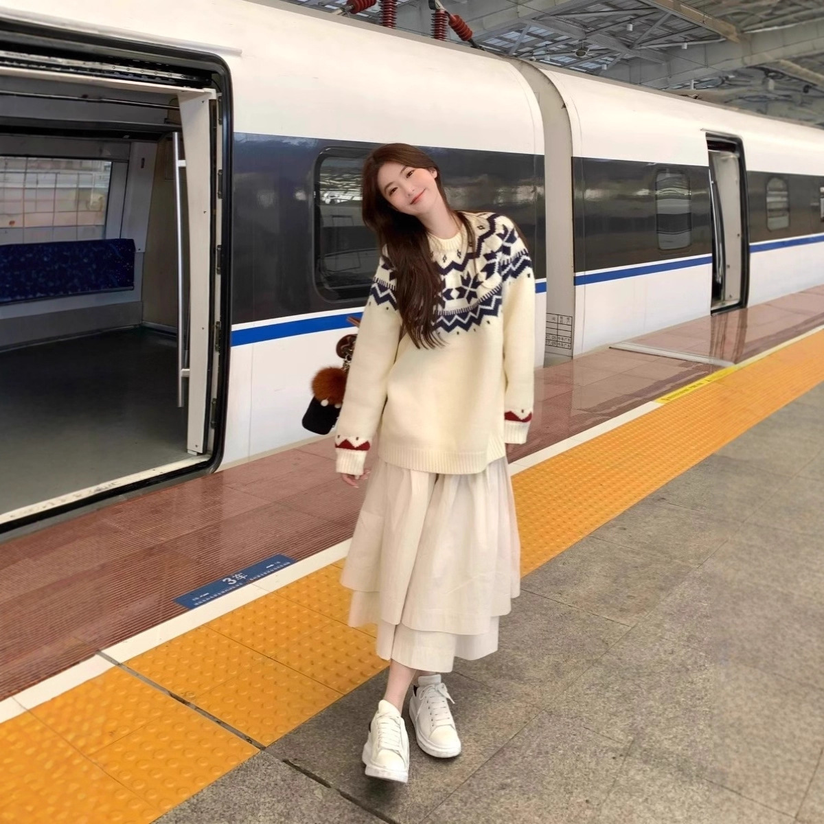 Fair Island's new women's Autumn/Winter 2025 collection features a loose and laid-back style with a soft and soft Christmas atmosphere. It's a trendy pullover top Item Picture