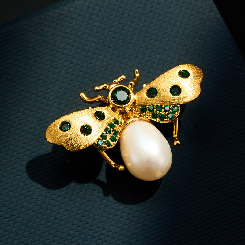 Dynamic and high-end brushed gold bee brooch, copper alloy, real gold electroplated, slightly inlaid zircon freshwater pearl brooch