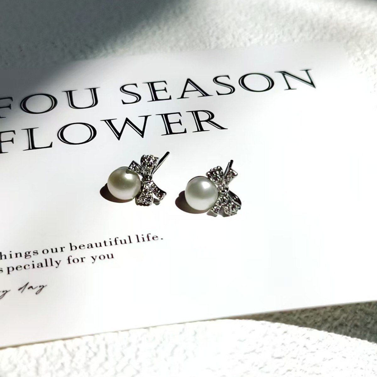 Bow stud earrings for women, retro, simple, versatile and fashionable pearl earrings, high-end, niche and elegant earrings, trendy accessories Application Scenario