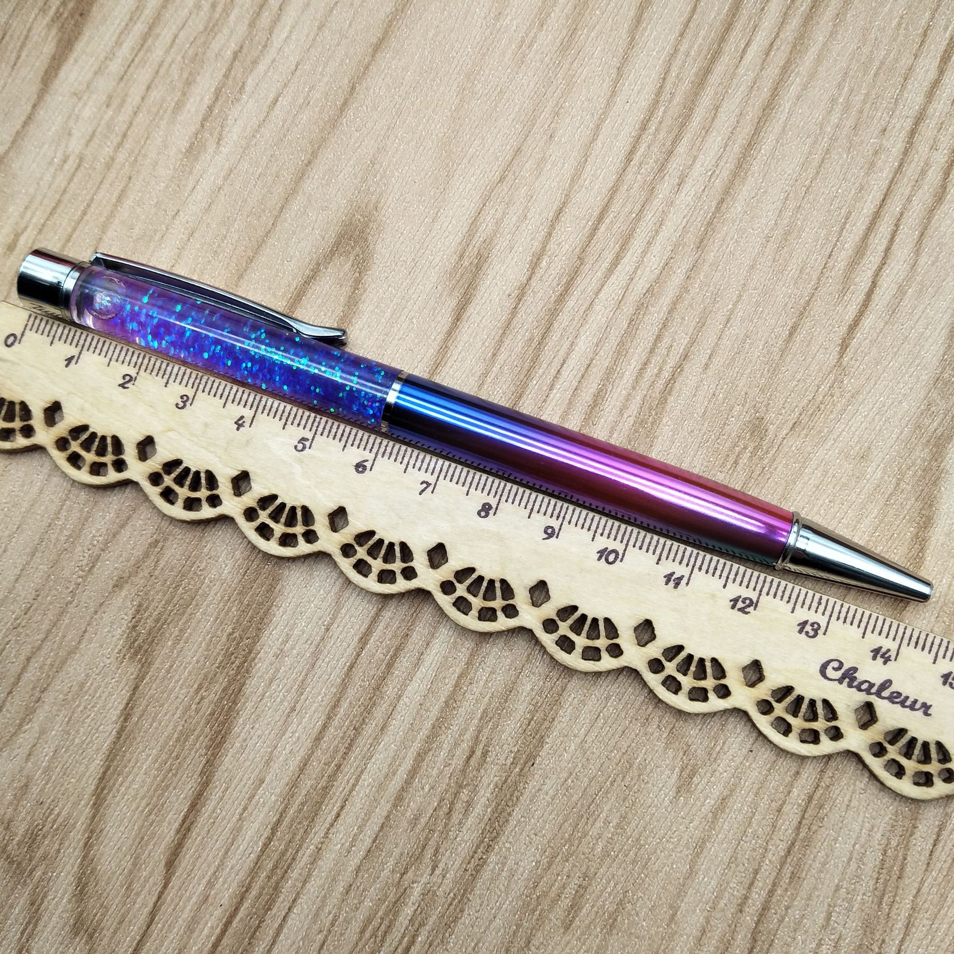 Sand gold powder in oil pens, crystal pens, metal pens, empty tube pens, in-stock gifts, advertising pens, ballpoint pens Application Scenario