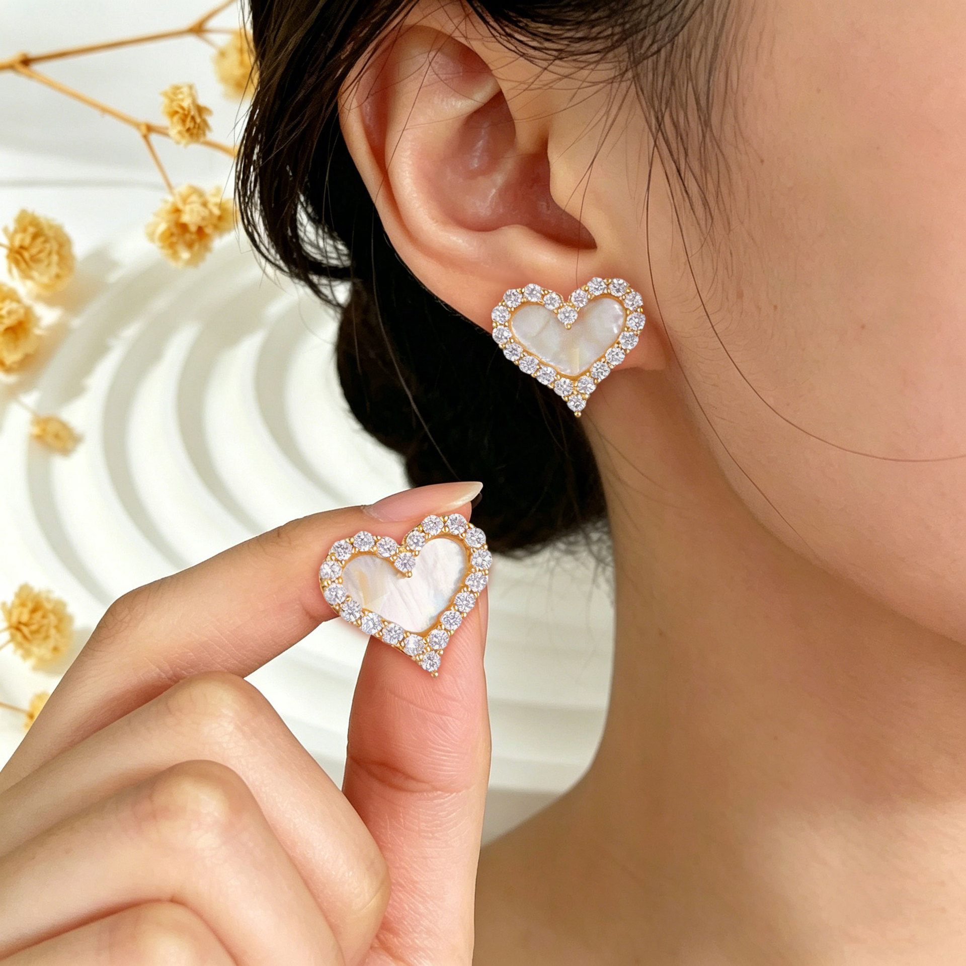 Light luxury irime-colored mother-of-pearl heart-shaped earrings, copper alloy electroplated real gold inlaid with zirconium, s925 silver needle, fashionable and high-end earrings