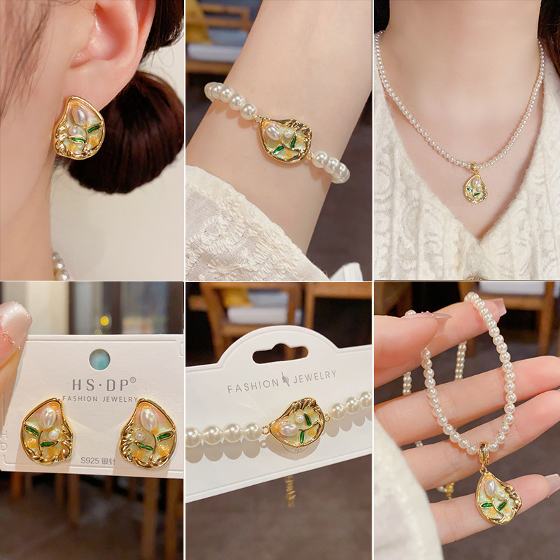 Spring new style, fashionable, sweet and versatile pearl tulip geometric earrings, personalized and light luxury design sense bracelet