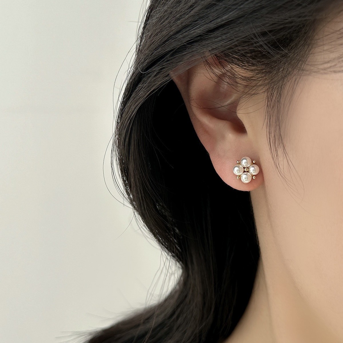 925 silver needle freshwater pearl small stud earrings for women, French, simple and elegant, a popular accessory details Picture