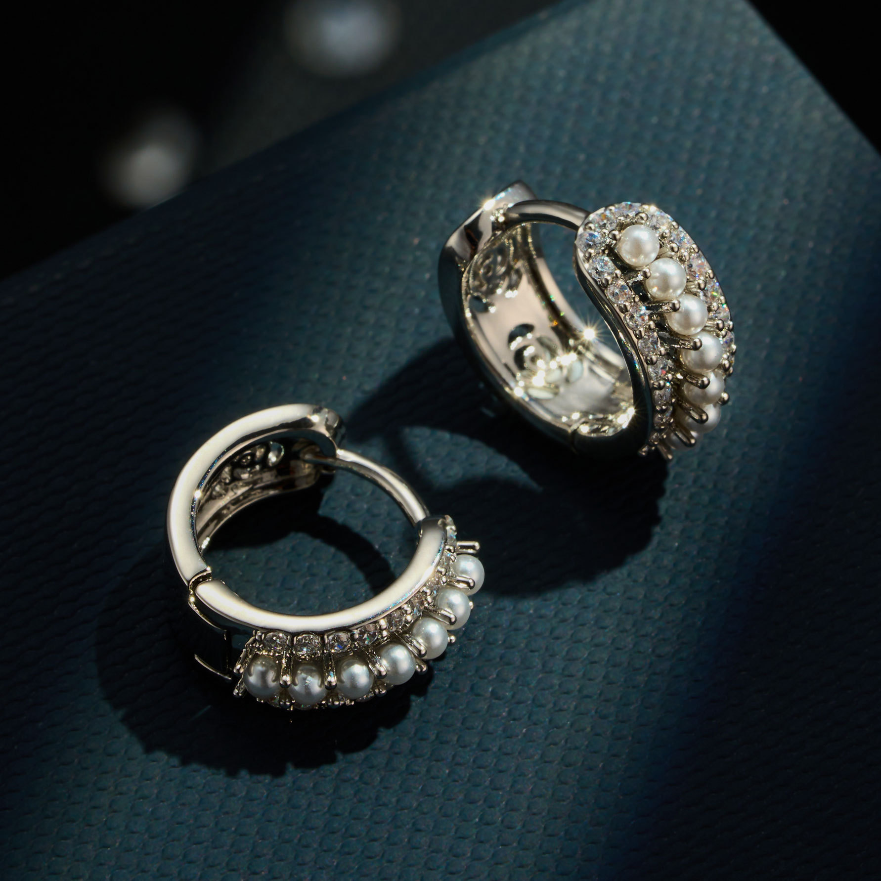 Light luxury style pearl full zirconium earring, copper alloy real gold electroplated, niche high-end earrings, versatile ear buckles for commuting Application Scenario