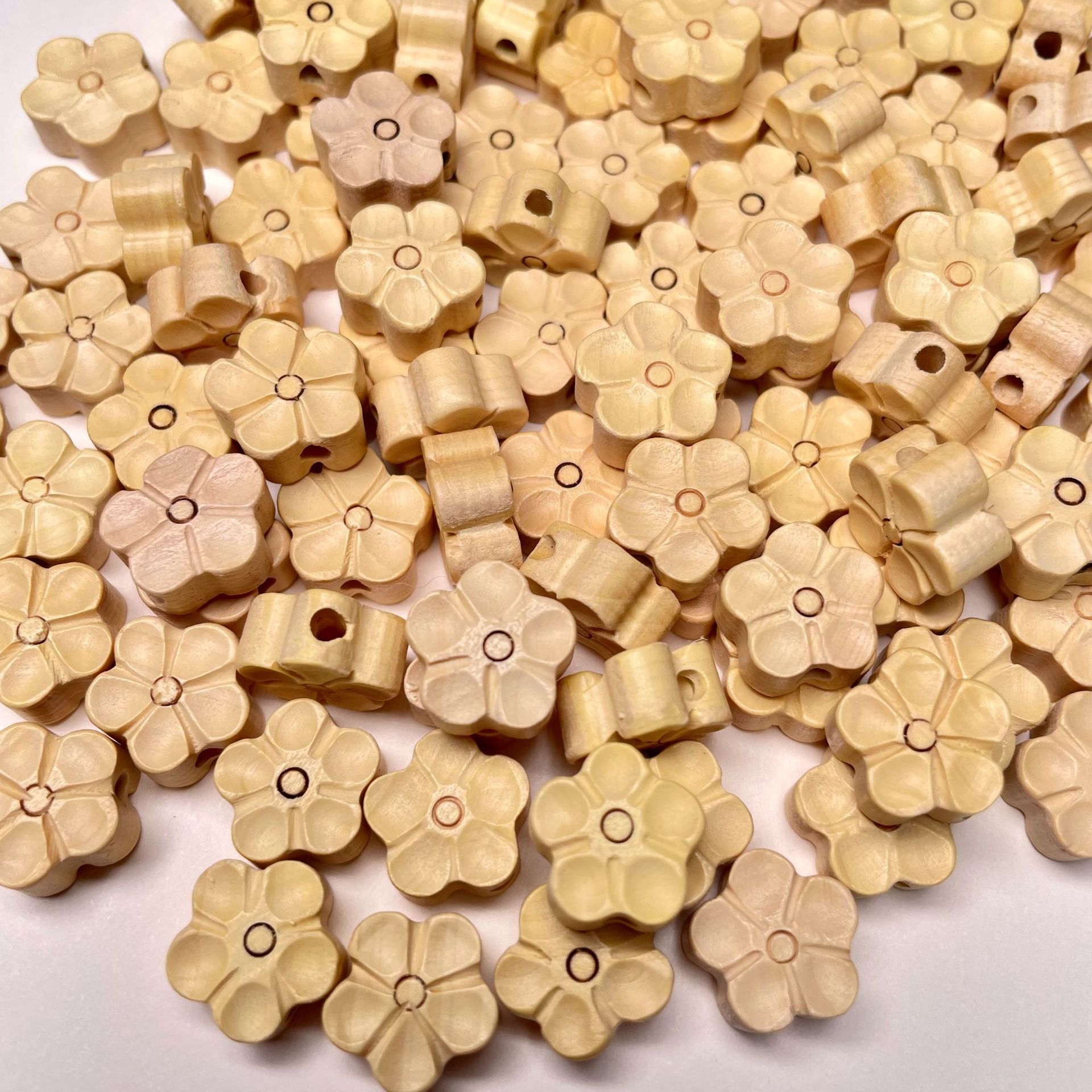 Boxwood plum blossom small accessories, wooden five-petal carved flower DIY loose accessories, prayer bead accessories, sachet accessories details Picture