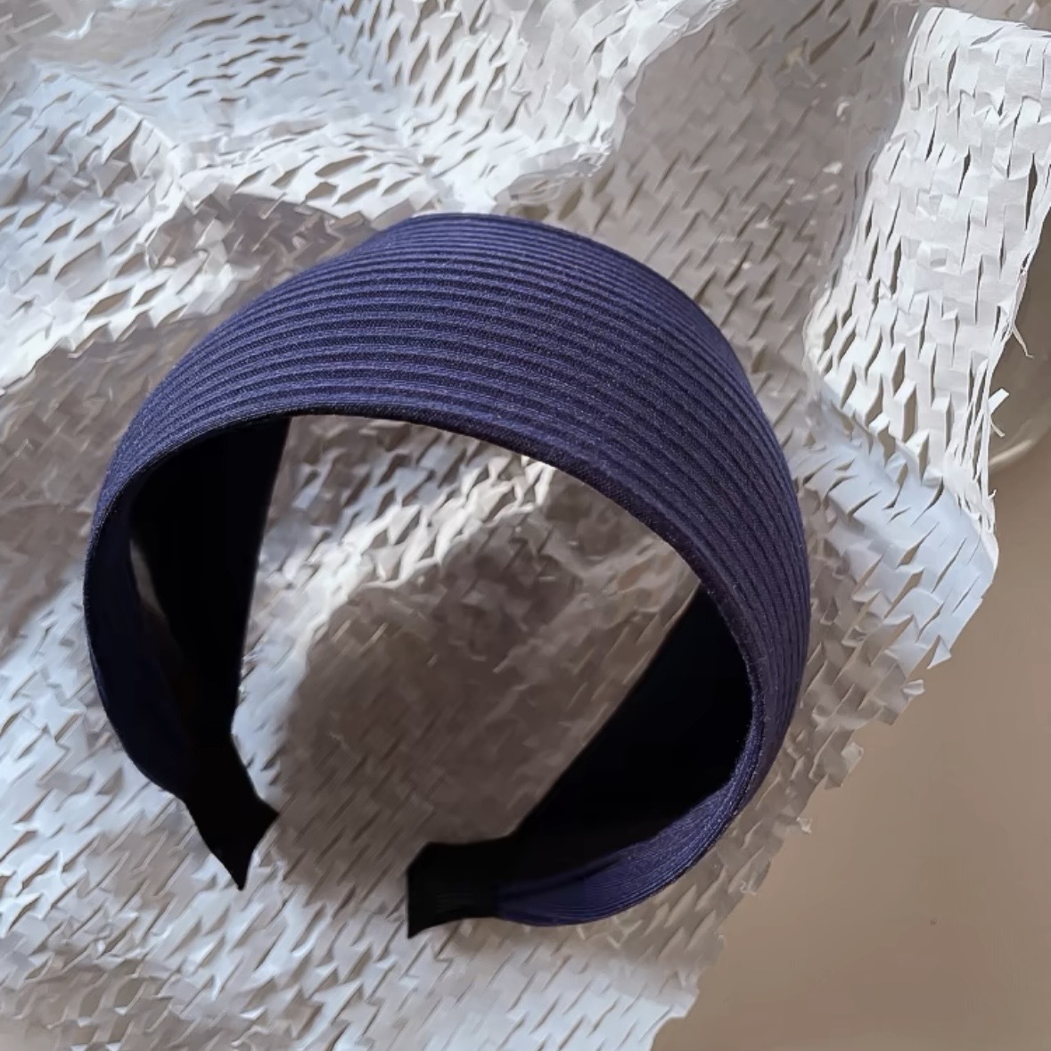 This Korean-style knitted hairband, which is the same as the popular ones, is a high-end headwear with a wide band for women's fitness and sporty style Application Scenario