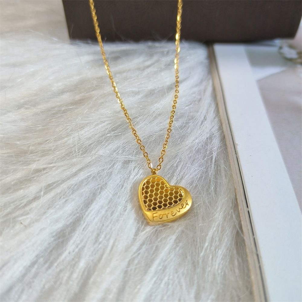 Cross-border best-selling Japanese and Korean style fish-scale heart-shaped necklace with heart-shaped letters, fashionable, versatile and high-end. Factory direct sales wholesale Application Scenario