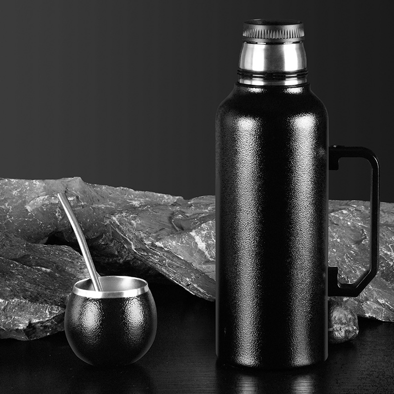 Cross-border creative large-capacity Matteda cup, double-layer vacuum handle insulated kettle, 304 stainless steel football cup with spoon details Picture