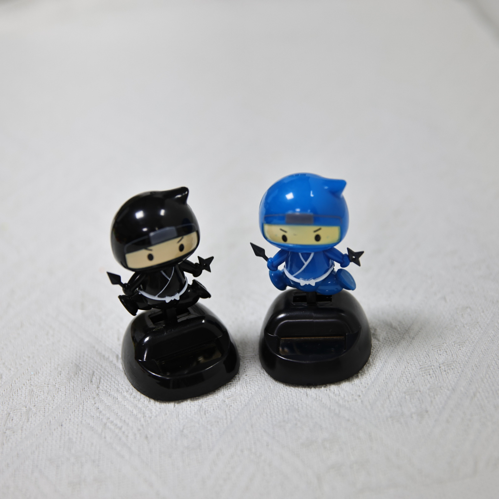 太阳能摇摆车载内饰日本忍者摇头摆件摇头公仔手持飞镖手里剑忍者产品图