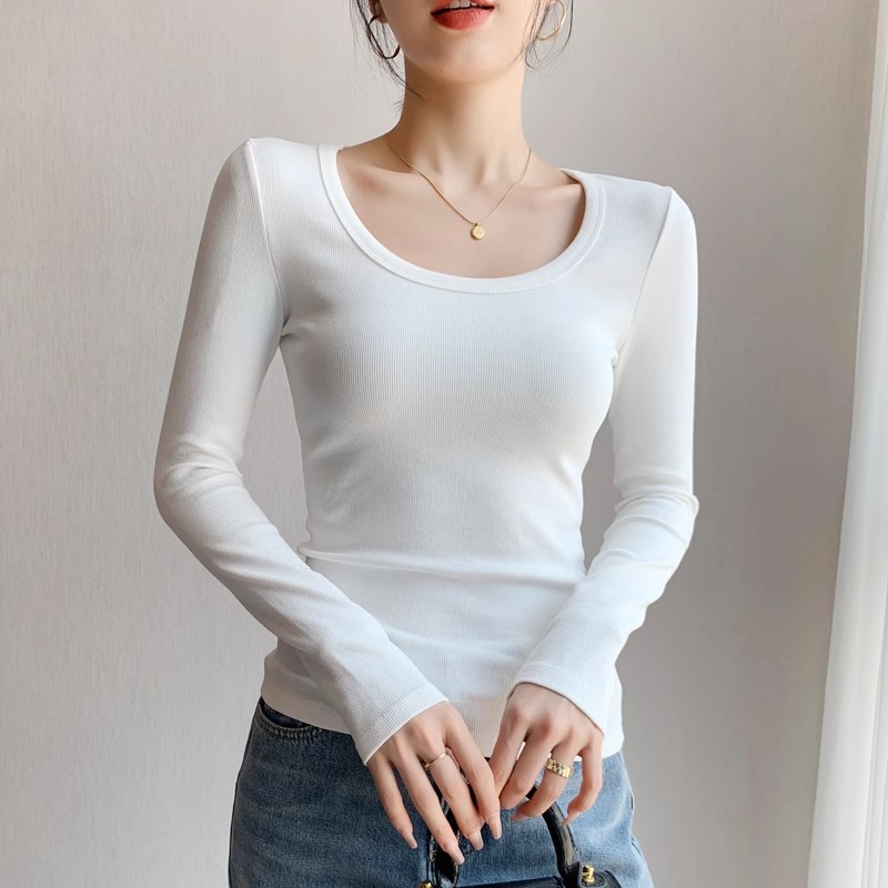 Wear a base layer of a women's overcoat, pair it with a U-neck long-sleeved shirt for autumn and winter, and wear a T-shirt with a fitted large neckline and a threaded top for spring and autumn full figure