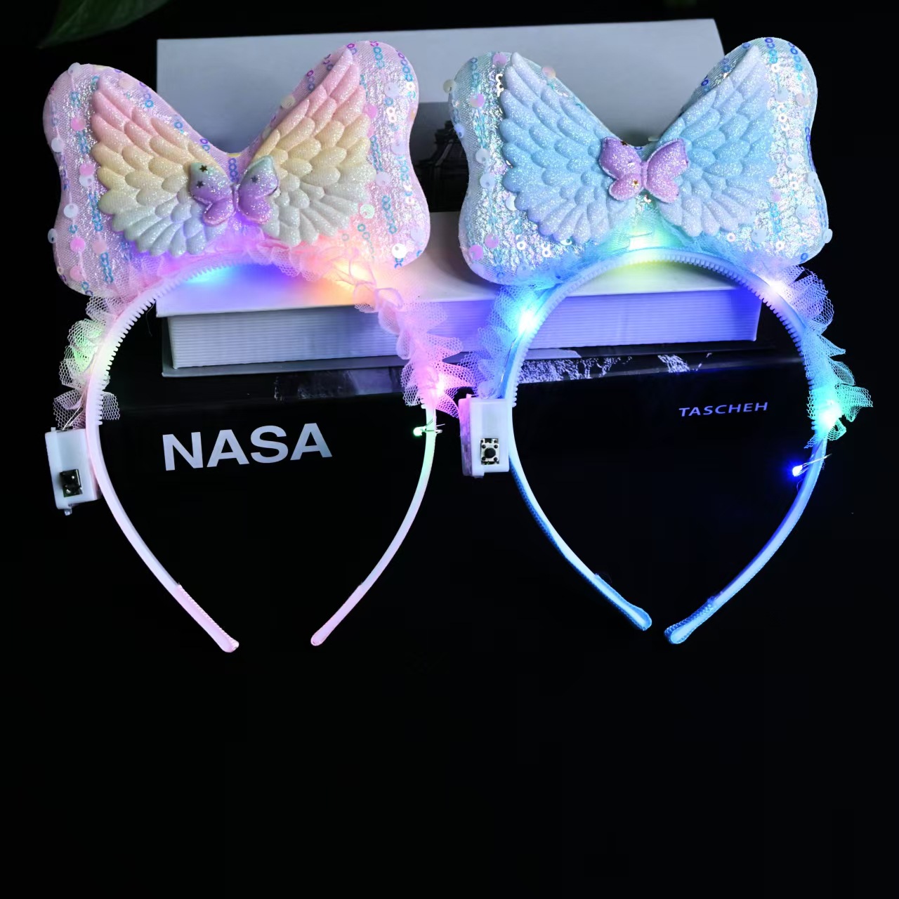The new illuminated ice and snow Kuromi hair band, rabbit ear headband, bow hair accessory and lamp hair clip are available for street vending at the night market details Picture