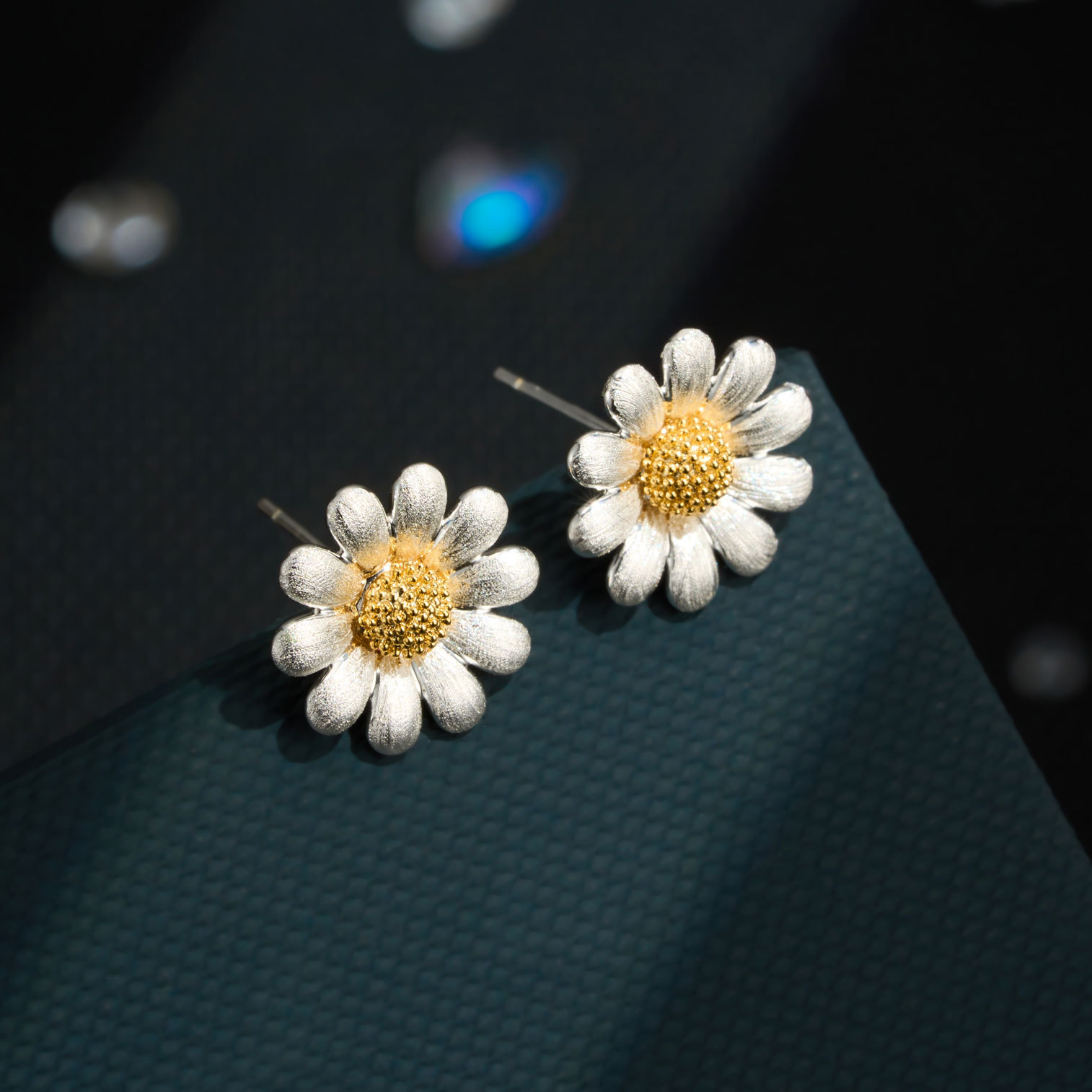 Fresh and girlish style silver Daisy ear studs, copper alloy two-color gold electroplated brushed three-dimensional exquisite flower earrings Application Scenario