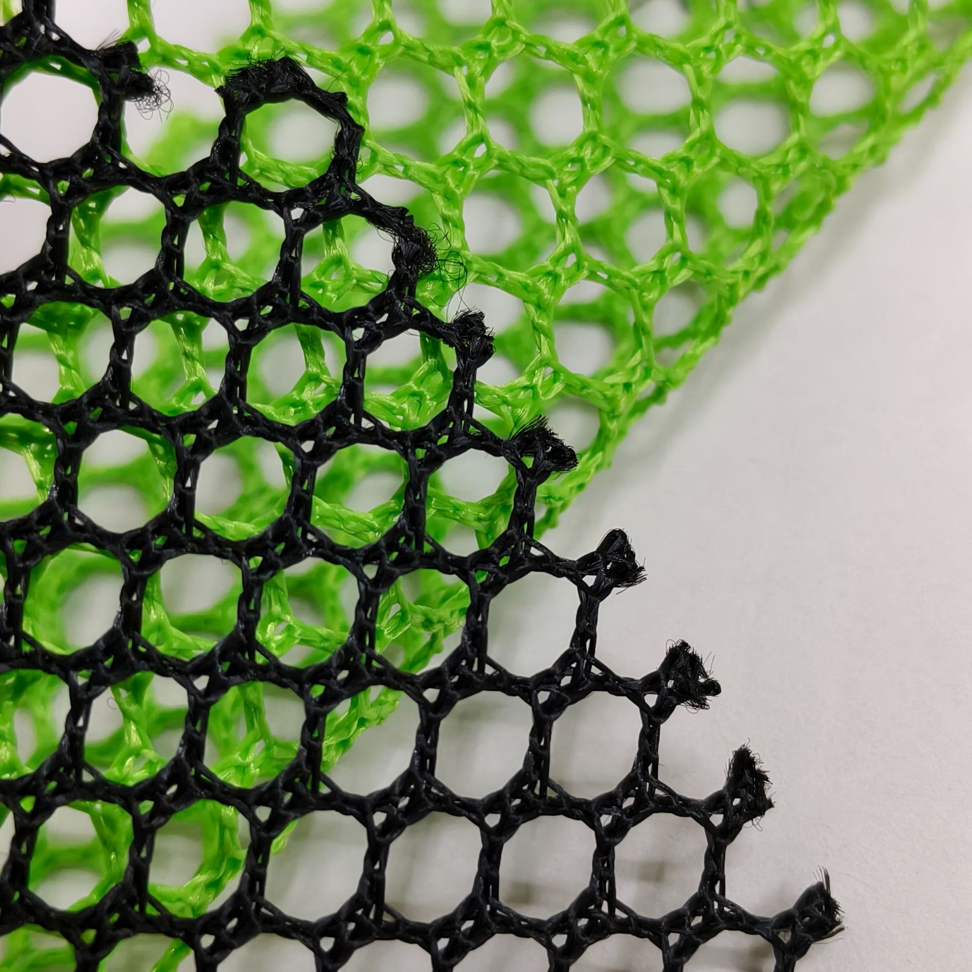 Tela de malla de poliéster tela de malla A013 malla hexagonal material de calzado equipaje para niños bugys juguetes bolsos maletas mochilas deportivas accesorios material de equipaje daiye details Picture