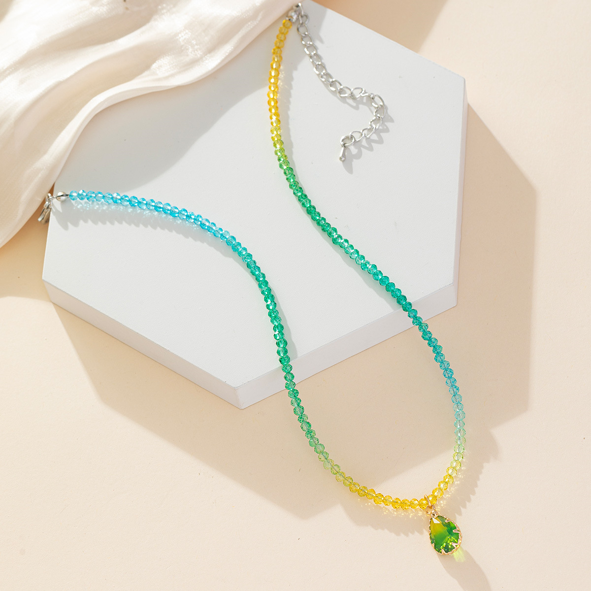 This light luxury and high-end colored crystal zircon beaded necklace is sweet and fresh for women. Wholesale collarbone chain with a versatile design