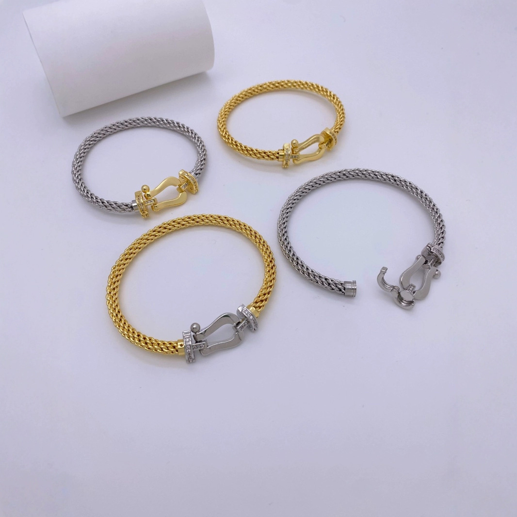 This 18K gold couple bracelet features a versatile horseshoe buckle and diamond inlay, exuding a sense of high-end European and American fashion details Picture