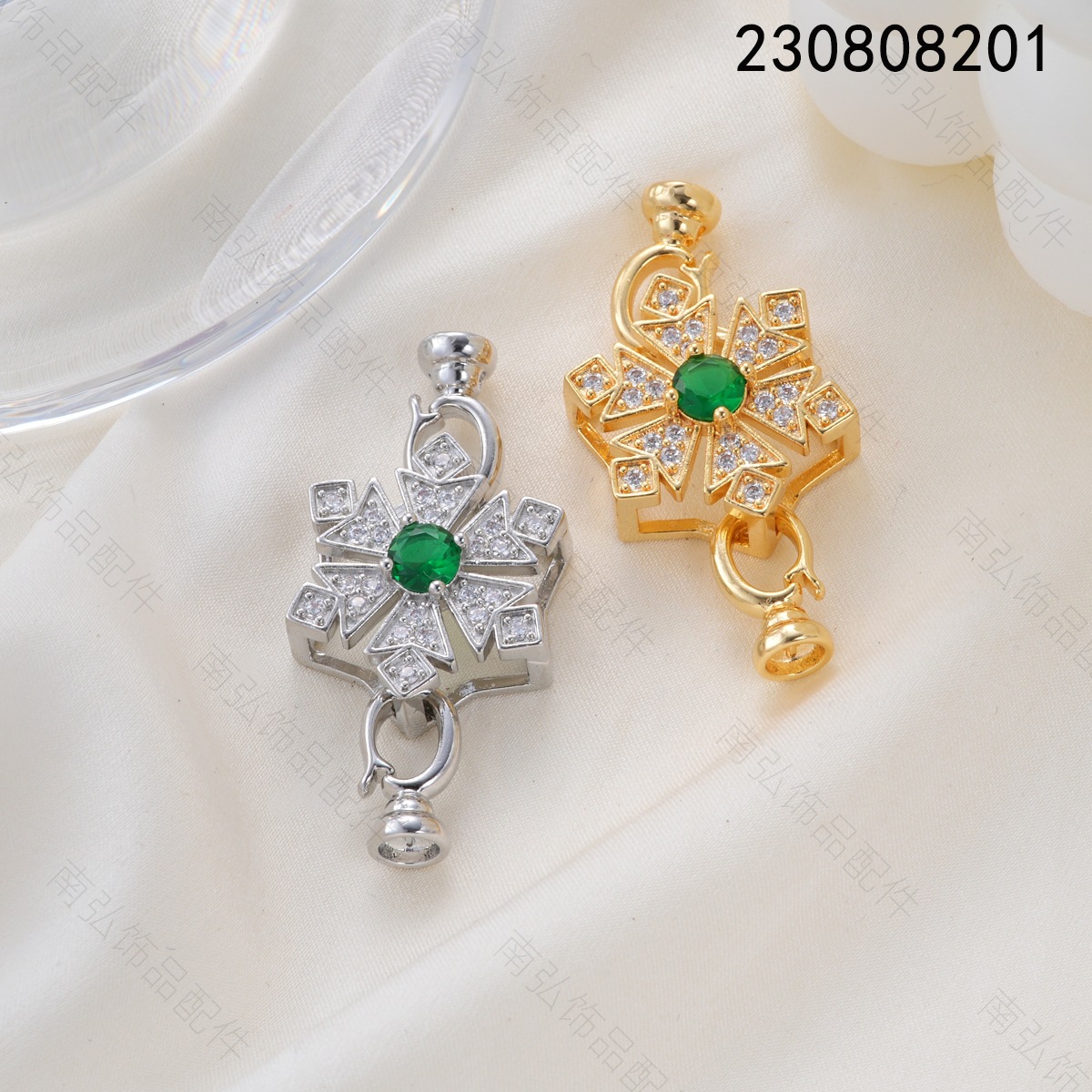 Copper plated with 18k gold and slightly inlaid with zirconia emerald snowflake-shaped pearl necklace clasp, a DIY accessory with a light luxury feel