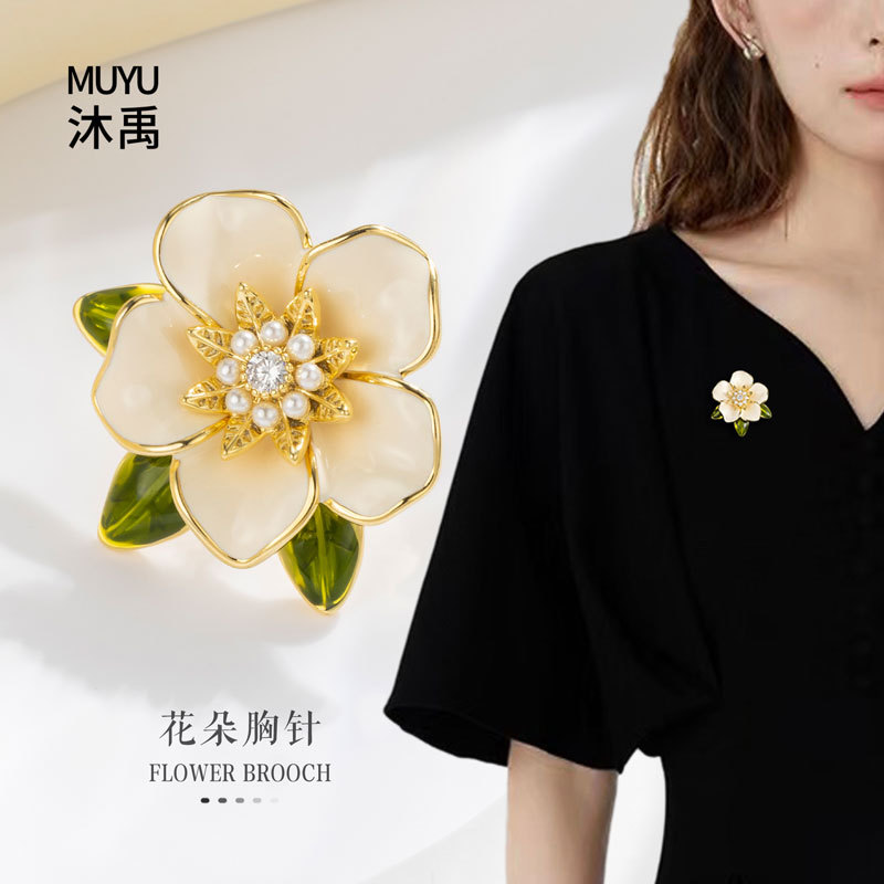 Fresh and sweet Gardenia flower brooch, fashionable and versatile flower magnetic clasp new product, niche and high-end brooch accessory