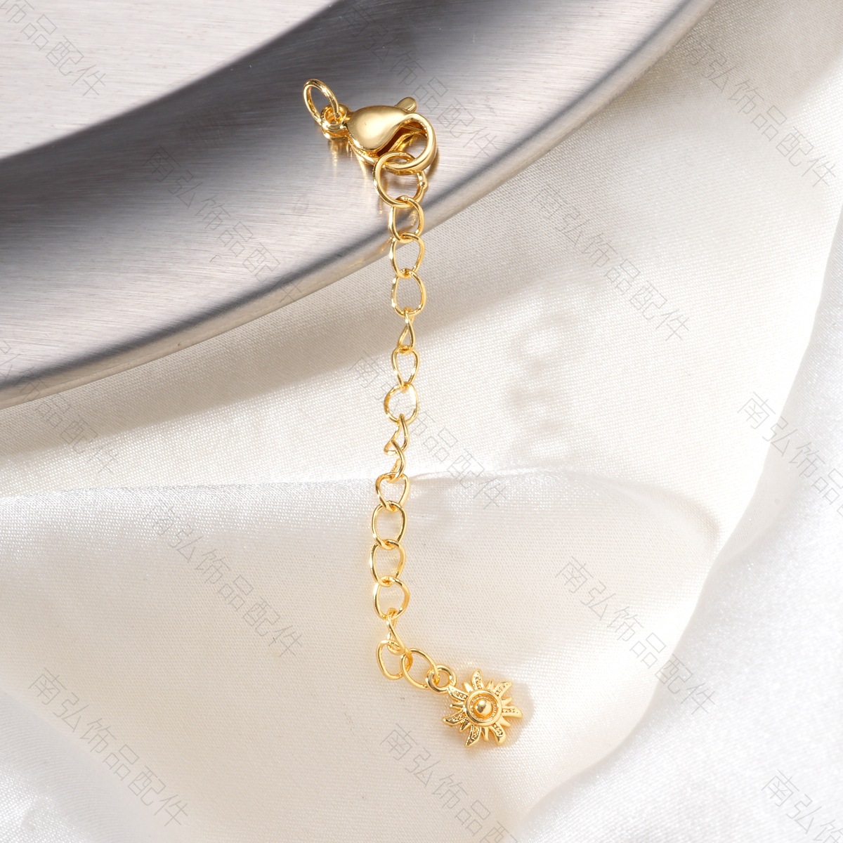18k color-preserving copper gold-plated pearl necklace, extension chain spring buckle, high-end lobster buckle, DIY handmade jewelry accessory Application Scenario