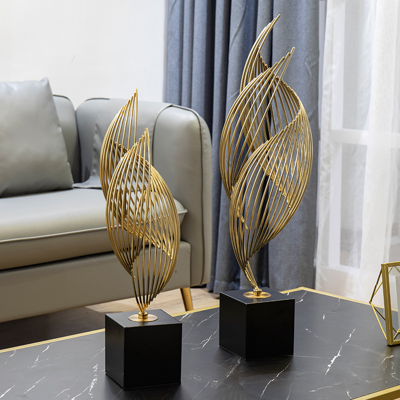 كانت خزانة التلفزيون الإبداعية تحتوي على تحف فنية معدنية في غرفة المعيشة العصرية Specification image
