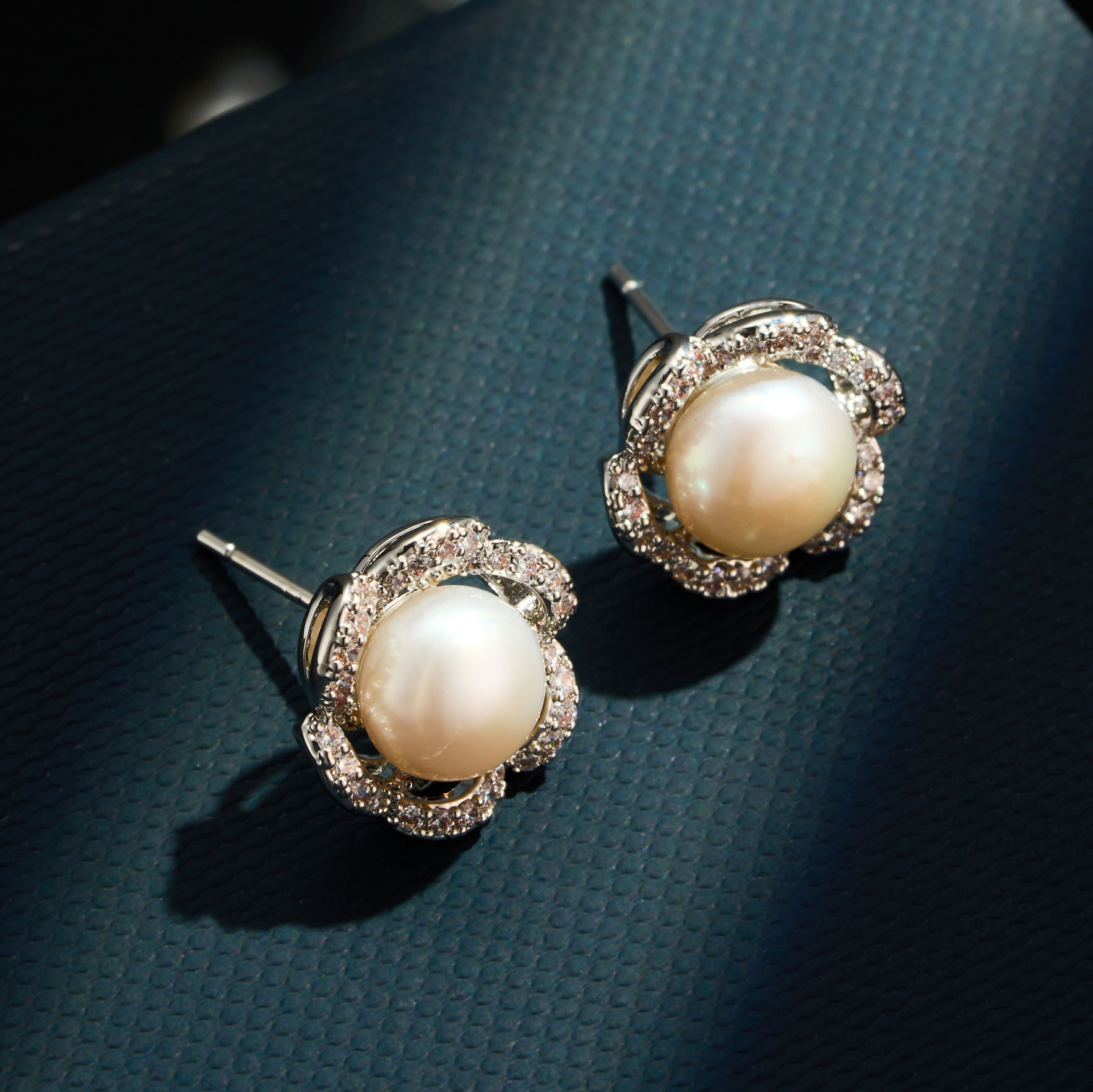 Best-selling 3D pearl and 3D flower stud earrings, copper alloy, real gold electroplated, micro-inlaid zircon s925 silver needle women's earrings