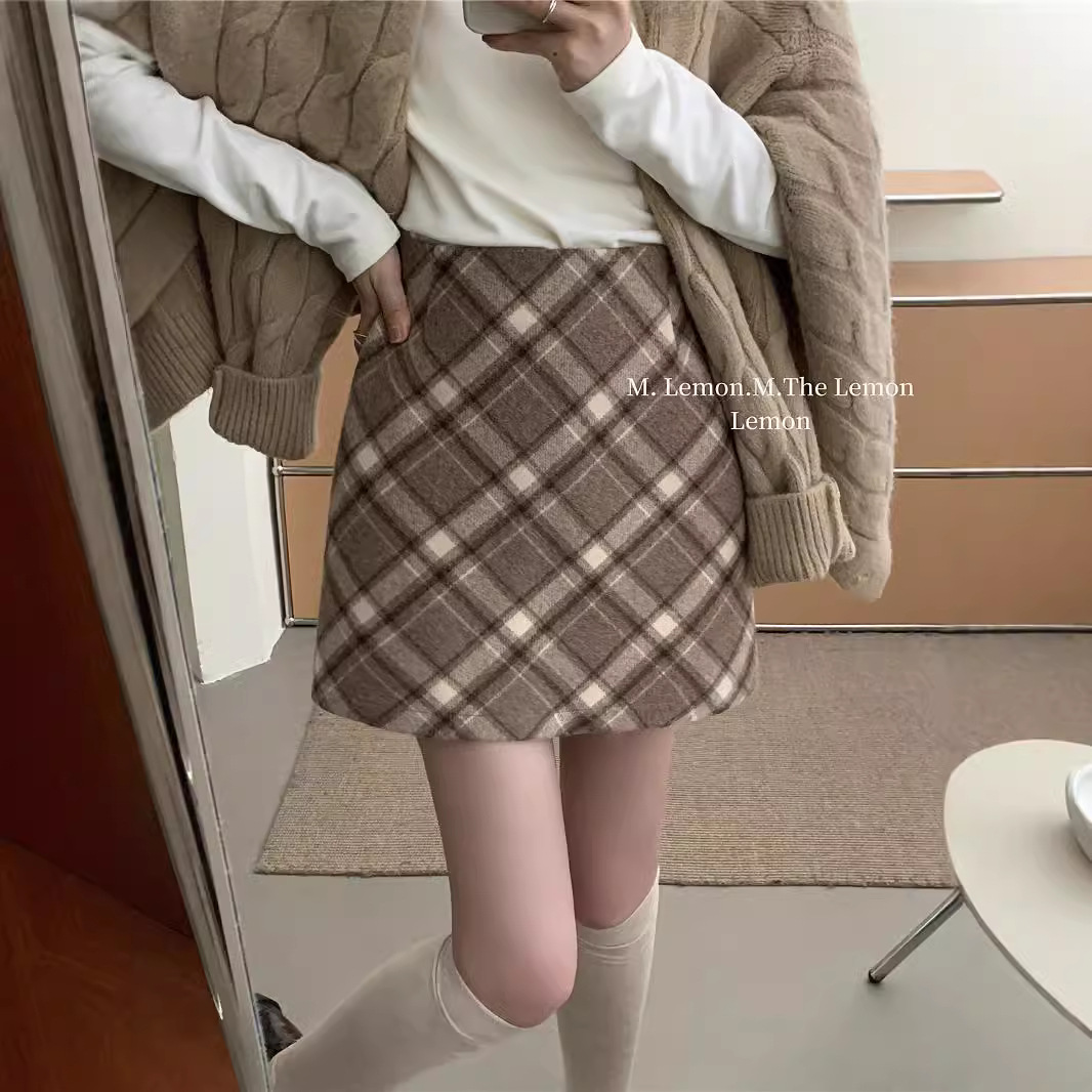 2024 Autumn/Winter new Korean-style chic woolen high-waisted thick A-shaped short skirt, concealing flesh and slimming, plaid skirt for women details Picture