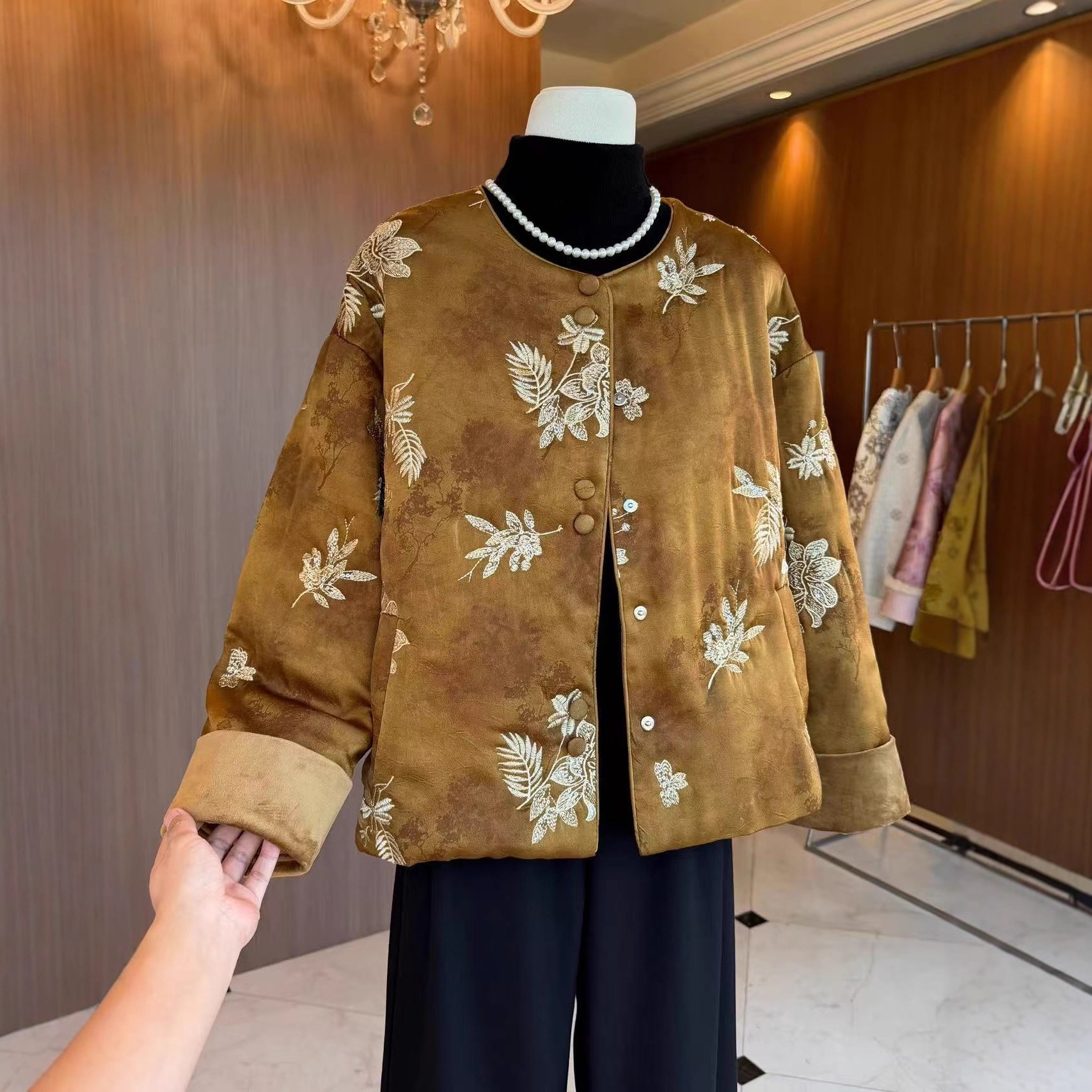 2025新款新中式国风棉衣女冬季时尚复古重工刺绣老钱风夹棉外套