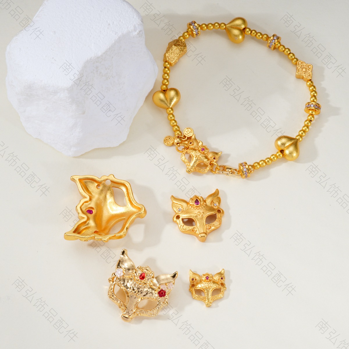 Sand gold diamond-encrusted fox mask pendant, hollowed-out LAN Yan fox necklace bracelet pendant accessory, diy handcrafted accessory details Picture