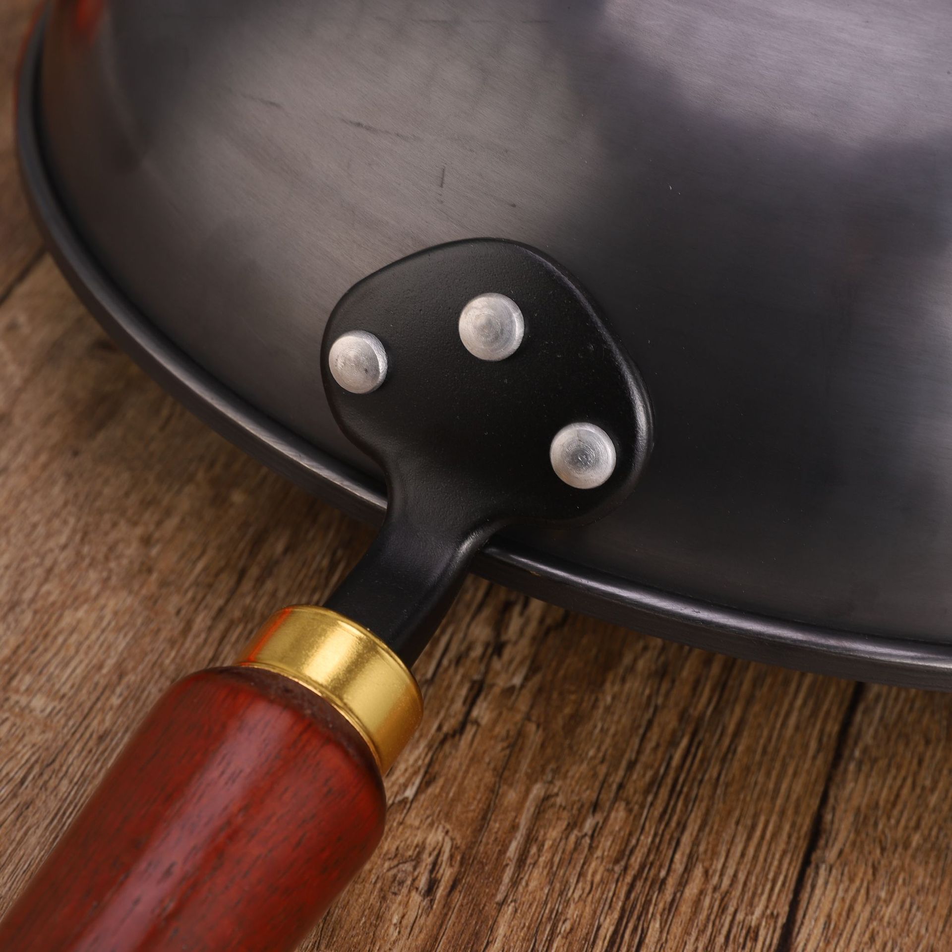 A traditional stir-frying pot with ears, a fine iron wok for kitchen use, an old-fashioned round bottom wok without coating, with a glass lid and non-stick Application Scenario