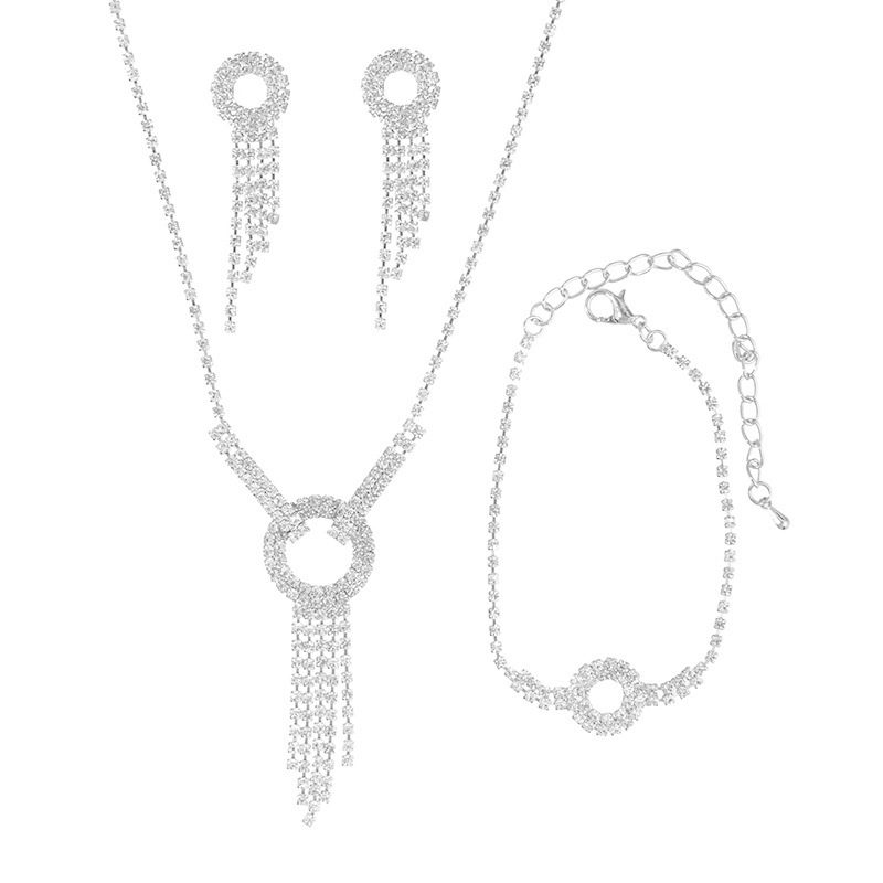 Wholesale supply of cross-border chain, rhinestone, tassel, necklace, earrings, bracelet, luxury three-piece set, banquet dress and wedding accessories Application Scenario
