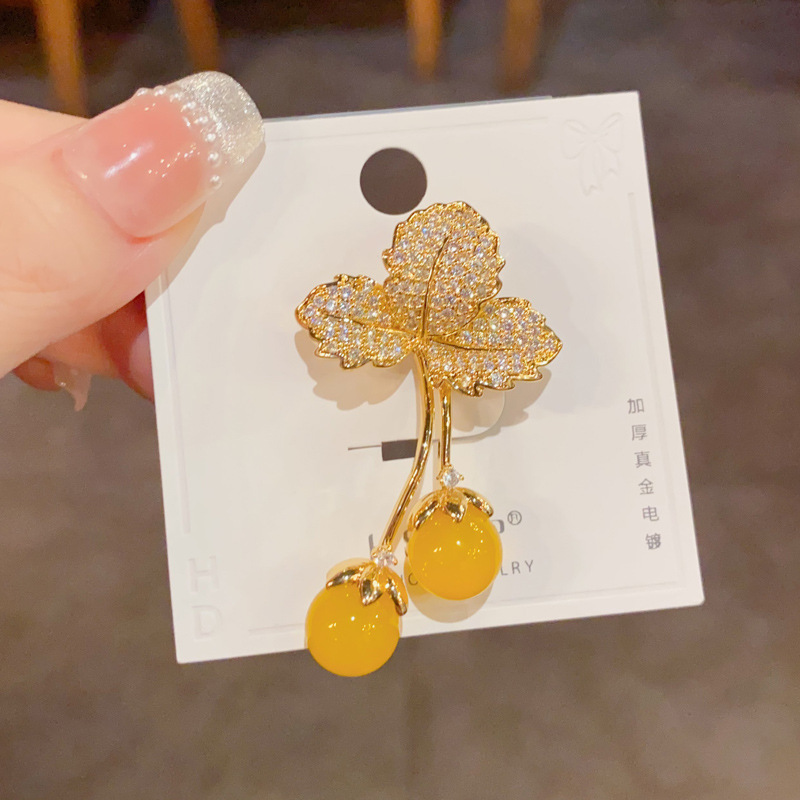 French-style exquisite, fashionable and retro brooch, slightly inlaid with zirconium leaves and yellow agate tassels, unique and distinctive design sense Specification image