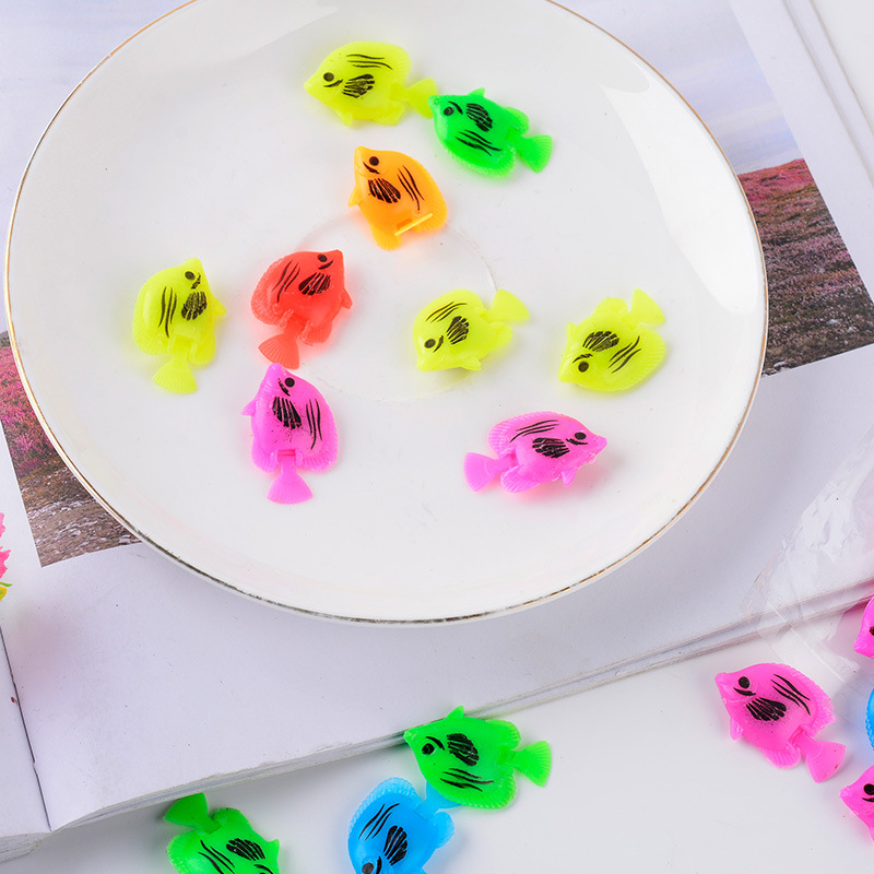 Wholesale of simulated fish, water balls, fish tank decoration, floating fish, mini gashapon accessories, colorful plastic, 2.5CM small fish Application Scenario