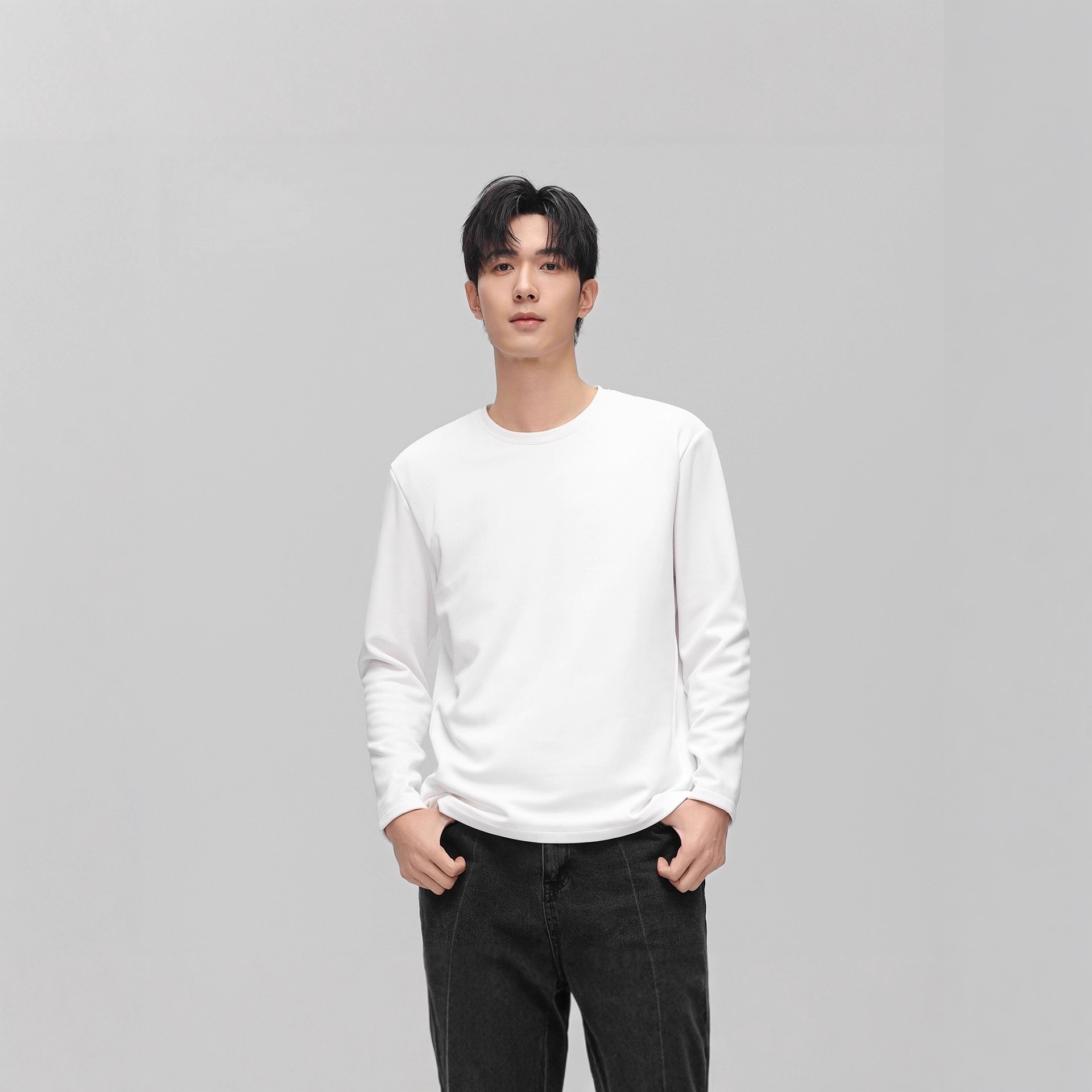A 90-inch goose down T-shirt for both men and women, a 2025 autumn and winter couple's warm top with a round neck and long sleeves, made of white goose down Application Scenario