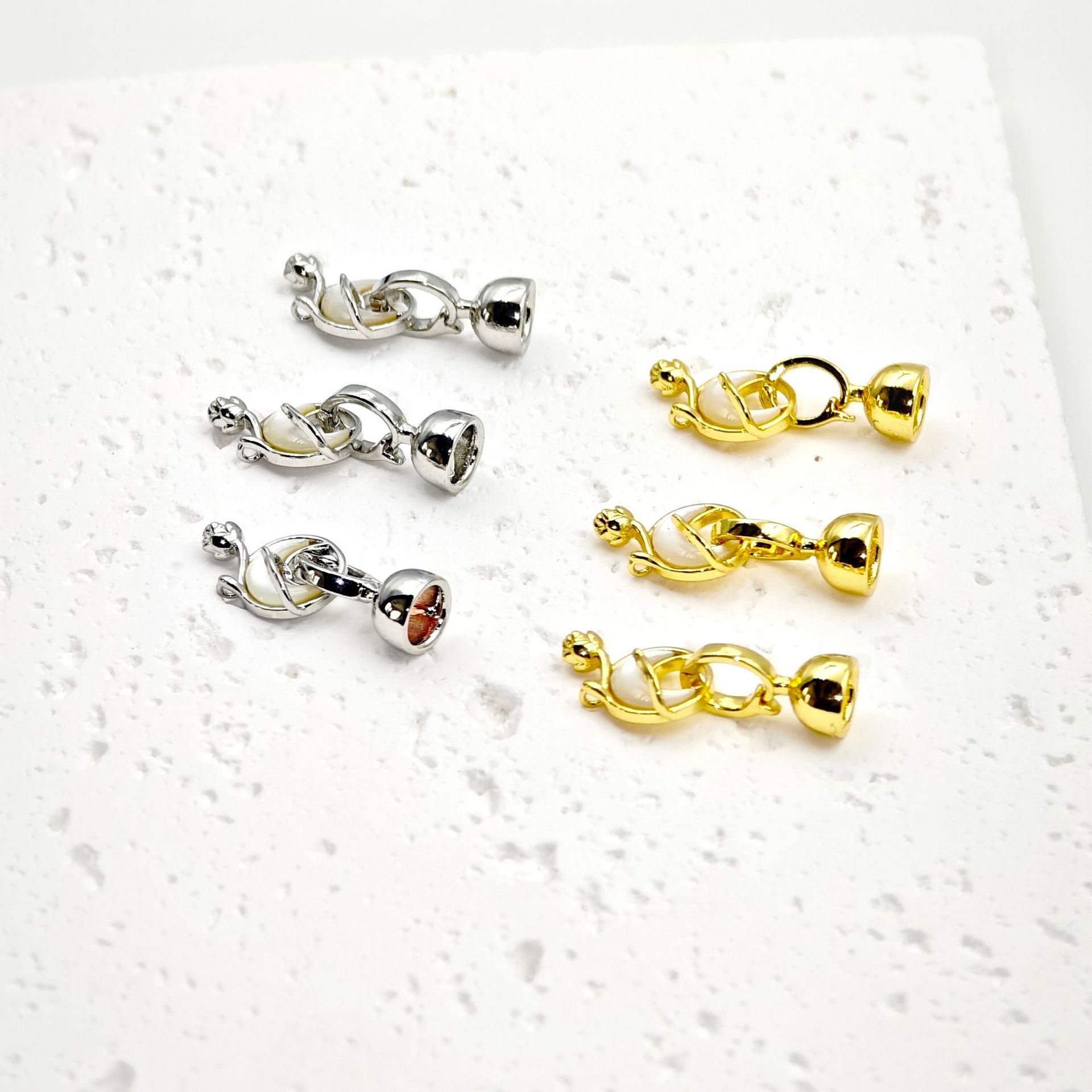 Pearl necklace button, sweater chain buckle, diy handcrafted bracelet buckle head, micro-inlaid moon shell joint buckle Application Scenario