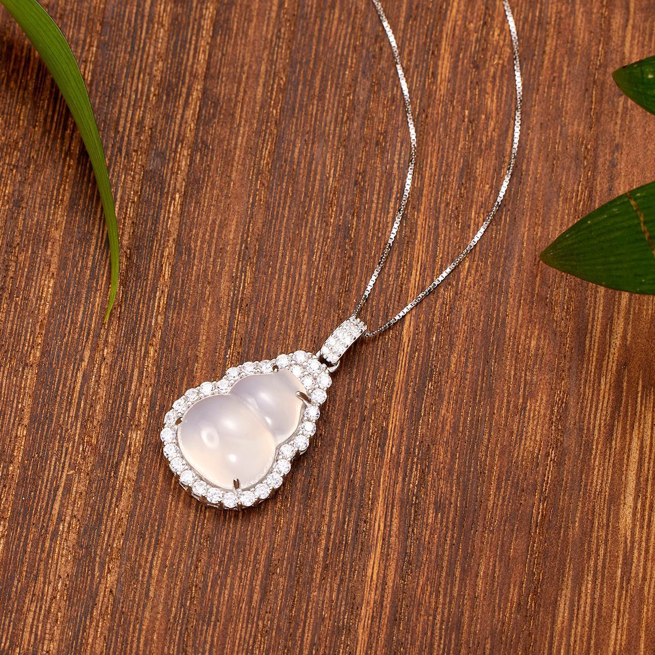 S925 Silver-white ice-transparent chalcedony Pendant, a trendy accessory for girls' high school, a grand and fashionable ice chalcedony gourd necklace details Picture