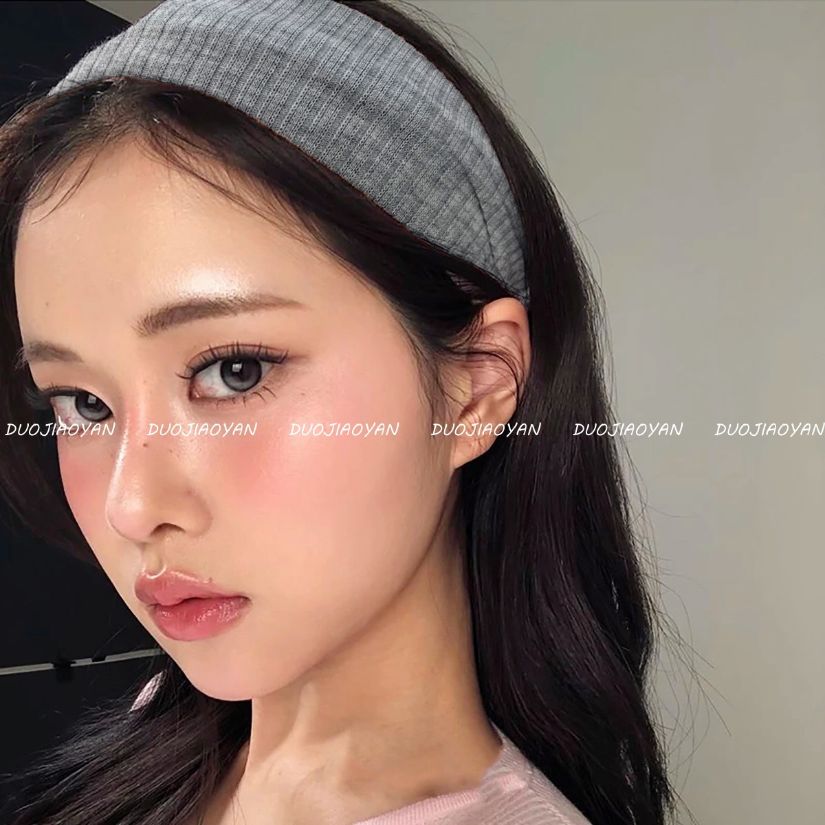 A new Korean-style solid-color, simple knitted sporty hairband with elastic edges, a popular online headwear, and a casual, versatile headscarf Application Scenario