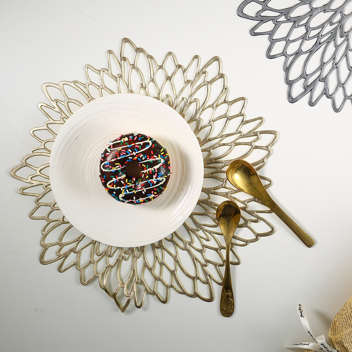 跨境PVC纯色西餐垫 防滑隔热桌垫 塑料花纹金银色垫片芙蓉花细节图