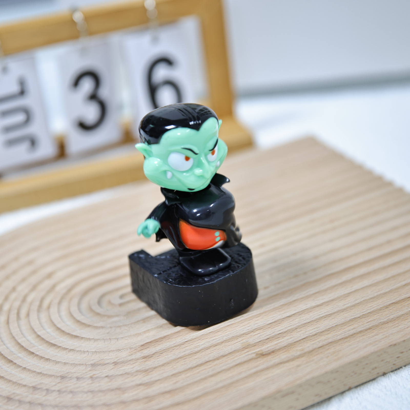 Halloween Vampire Solar Shaking Doll Car Accessories Vampire Swing Gifts in stock available for wholesale Specification image