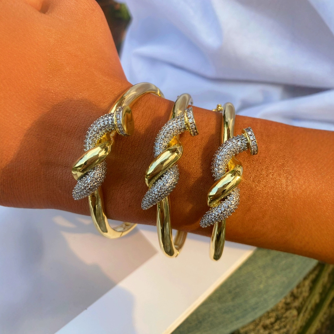 This is a popular European and American snap-on nail bracelet with exquisite copper micro-inlaid zircon jewelry and a high-end design. It is an open bracelet and jewelry accessory